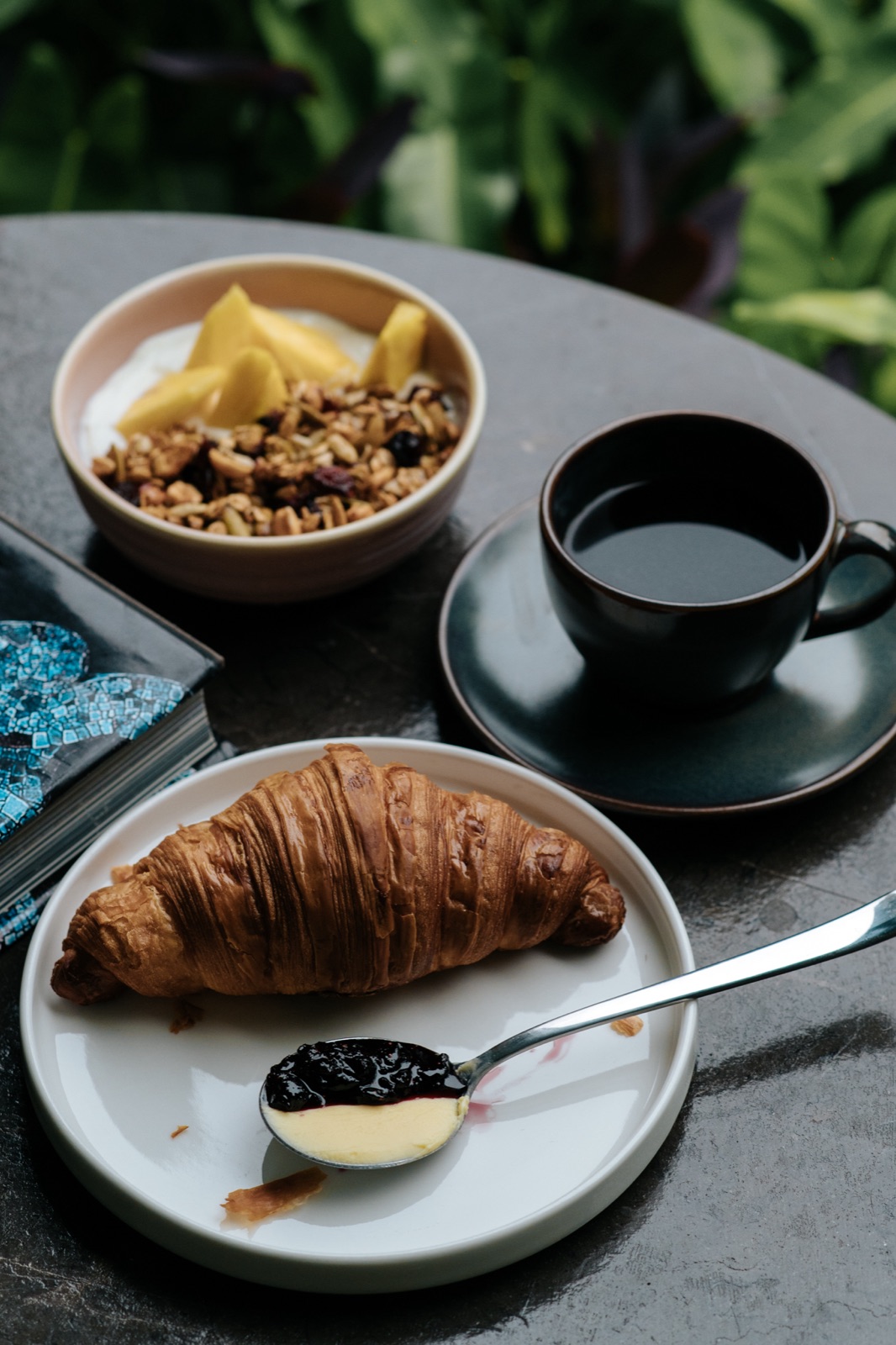 Brunch con croissant, café y granola servido en el Hotel Antelar
